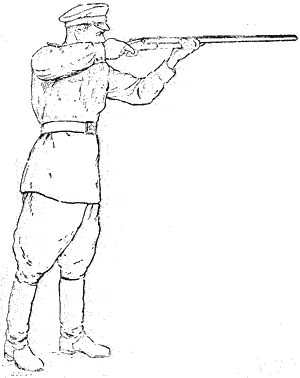 Правильное положение стрелка при выстреле по цели, движущейся прямо от стрелка, — тяжесть корпуса на левой ноге, упор пальцами правой ноги