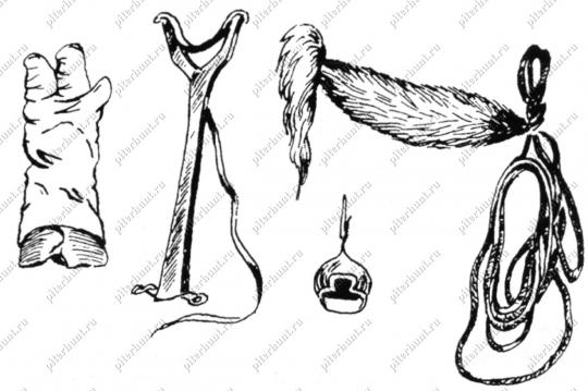 Принадлежности для охоты с беркутом: 1 — перчатка; 2 — подставка для держания беркута; 3 — клобучок; 4 — вабило
