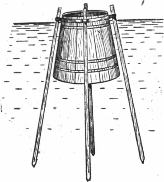 Скрадок, установленный в воде на кольях